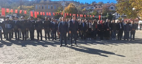 İlçemizde Cumhuriyetimizin Kuruluşunun 99. Yılı Kutlamaları Atatürk Anıtına Çelenk Sunulması ile Başlamıştır.